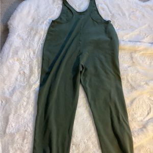 Flawless olive green romper super cute an perfect for any day.